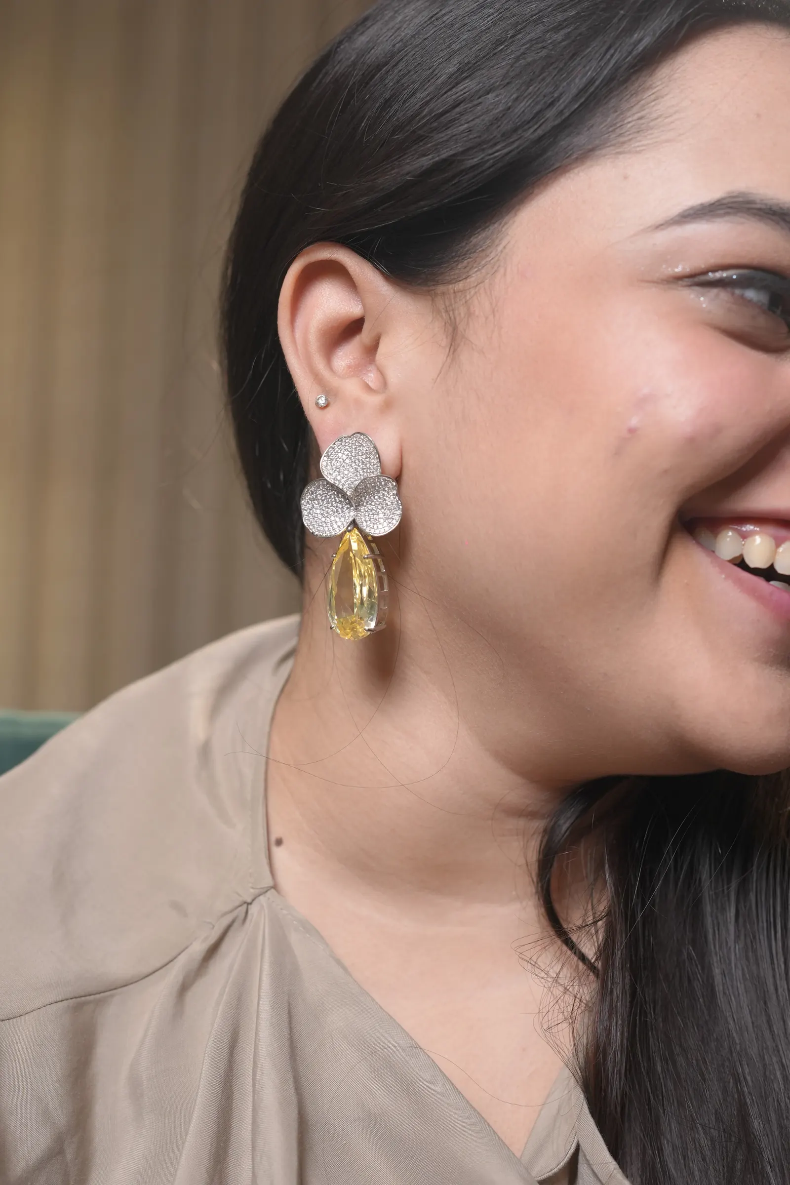 Flower drop earrings: Mother of pearl, yellow drops